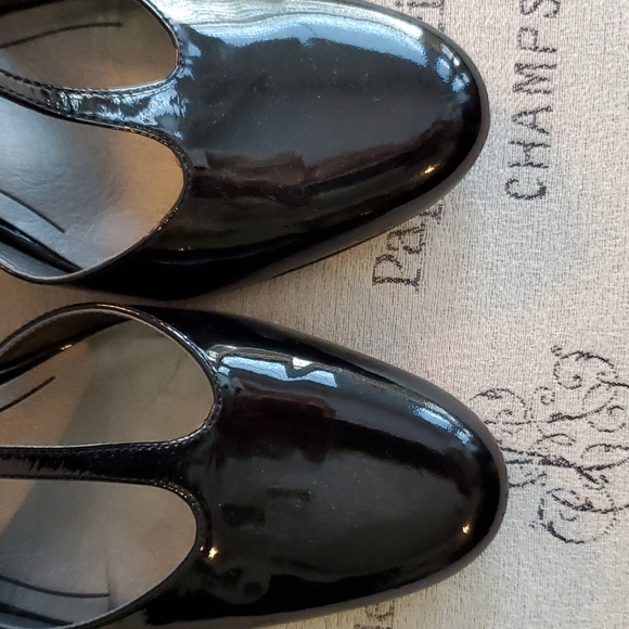 Black patent 8.5 t-strap heels with buckle - Picture 3 of 8